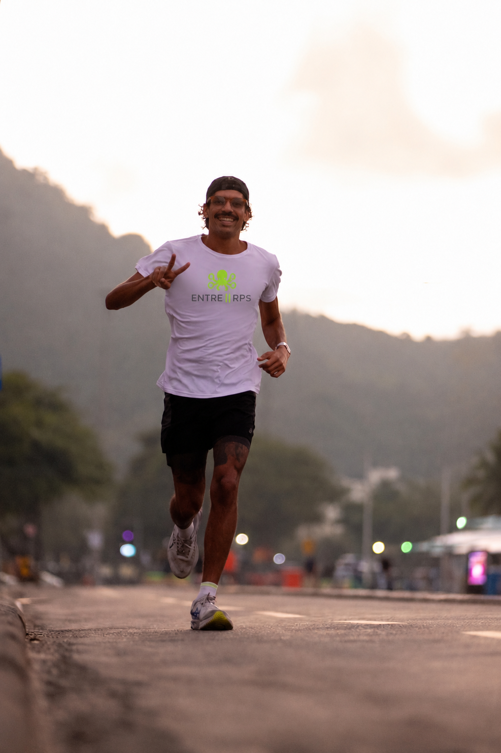 Pedro Damasceno correndo com camiseta Entre RPs